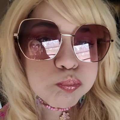she/her
loves dogs, nsfw art and currently obsessed with stranger things
age, 24