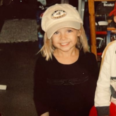 carlywelker_'s profile picture. 