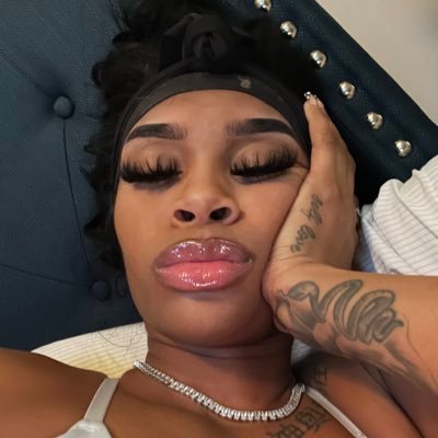 lizzmartinoo's profile picture. I play basketball on the weekends 🦦