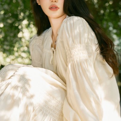 ChristinaC92019's profile picture. The foolish man seeks happiness in the distance， the wise grows it under his feet。