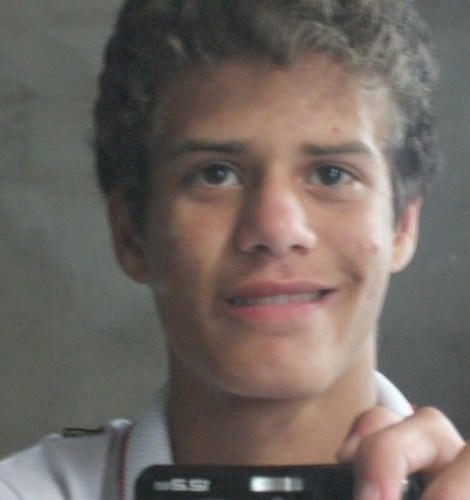 Sou um garoto sorridente,feliz da vida e por cima de tudo tenho Deus no coração .
 Eternamente Flamengo !