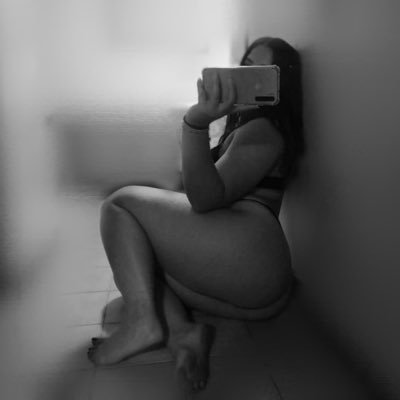 PequeUnicornio4's profile picture. Mi mejor amigo aparte de abrirme las piernas, también expandió mi mente😏 Caraqueña, 24 años, soltera. Contenido exclusivo al DM🔞