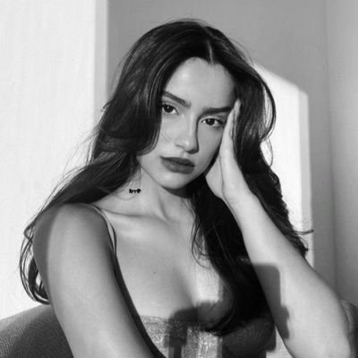 Mayabourgeoir's profile picture. 🥀 || Meu combustível de vida é saber que ainda pulso amor.