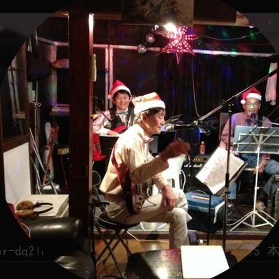 元飛行機乗り達が集まって、音楽を作り始めました✨シナリオを書いてYouTubeで配信しています✈️
古民家を改装して喫茶店を始めたり、キッチンカーでスイーツ売ったりと第二の人生を楽しんでいます!
仲良くしていただけると嬉しいです🙋✨