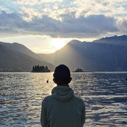 Let's explore Europe and the world together. Vamos!