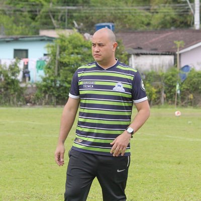 Treinador de futebol e preparador físico.