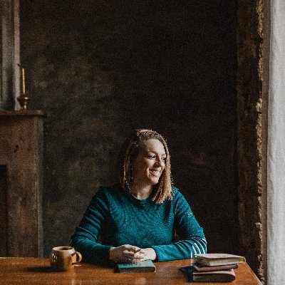 Claire Larquemain 
#auteure #rédactrice et animatrice d'ateliers d'écriture dans la Manche
Sortie du livre La cabane aux éditions du #ChatPolaire