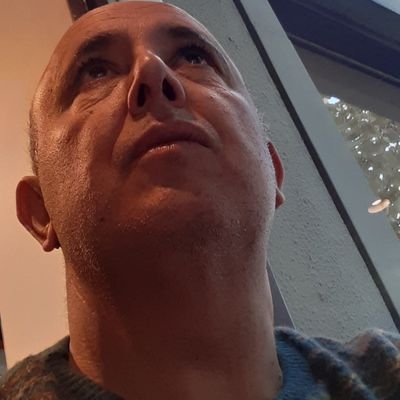 Me gusta el cine y ver series, me interesa el arte , la politica, los viajes, estoy casado con Lorenzo