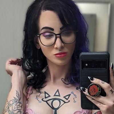 the tgirl with the sheikah tattoo 🔞 $violet5gvalentine 💜