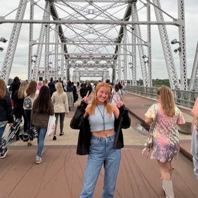 Tayreadss's profile picture. I tweet every 4 months when I finally read again - Swiftie