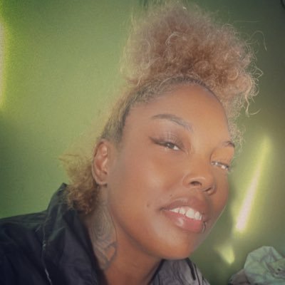 Photographer/Photojournalist , Harm Reduction activist , feminist, savage , sneaker aficionado, radical drug lover with a story….🖤
