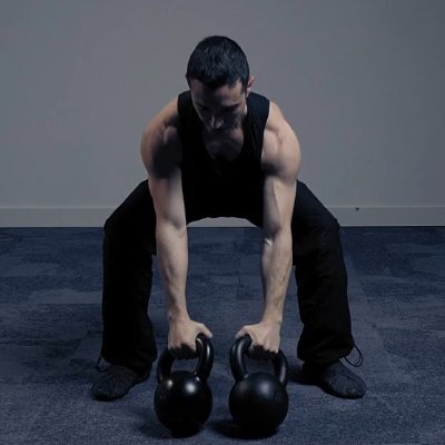 J'aide les Guerriers de la Vie à perdre du poids et gagner du muscle grâce à une approche minimaliste du développement physique.