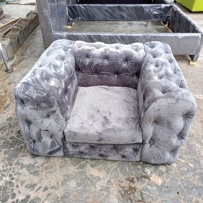 I make upholstery for any kind of stuffing chairs and mattress.
I'm located at Kokomlemle at the moment...
DM let's make things happen 🙌🤝