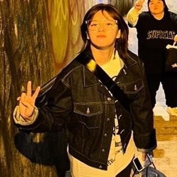 Hi. I post a lot of Jeongyeon. 😊
2yeon notice my sign and hugged 10/1 💙💚