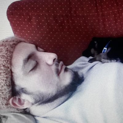 creo en el dios de Spinosa
Carl Sagan es mi copiloto
zurdo-progre-comunista
medico-musico-loko
padre-hijo-compañero.