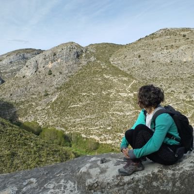 Mestra, feminista, bi, anticapitalista i militant del dia a dia (ella). Que està, fins la figa dels Onvres i el capitalisme de meeerda ✊🔥