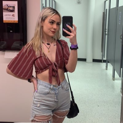 violet_chenxi's profile picture. idk dude i’m just here