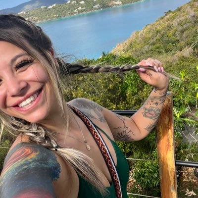 30 y/o 💋 adventure shy girl living in sin city 🏙️ bushy stoner babe 🌱