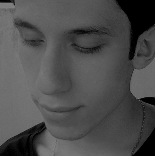 20 anos. Leonino. Extrovertido. Apaixonado por música. Sonhador. Persistente. Sei onde quero e devo chegar!