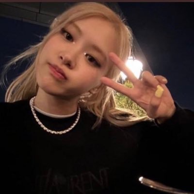 rendezvous18_y6's profile picture. lisa’s side hoe