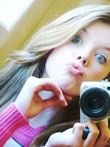 Uma girl normal,solteira, q gosta de moda e de chocolate e é viciada em Avril Lavigne, librina. Follow-me? *o*  AMO A MINHA @RaphaellaJoseph ♥