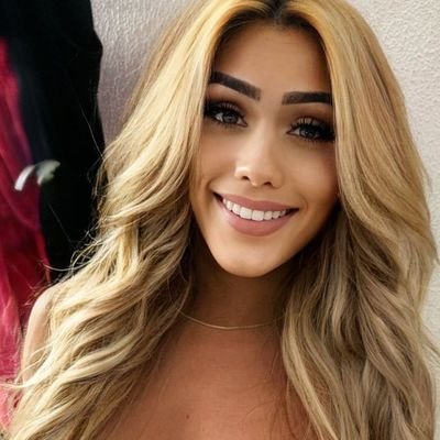 Loira alta, cabelos longos, completa e sem frescuras