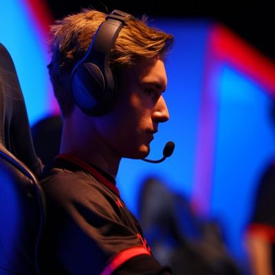 HaloWalker03's profile picture. 🏆 2023 DRL Runner-up Worldchampion 
🚀 Pilot in the @DroneRaceLeague.
🎥 Part 107 Cert.
🟢 I teach drone racing on Fiverr.
IG: @halowalker