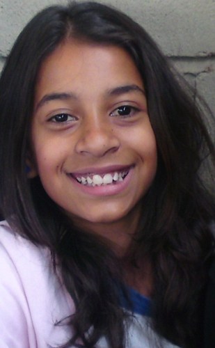 Eu posso ser dura
Eu posso ser forte
Mas com você, não é assim

Há uma menina
Que se importa
Atrás desta parede
Que você simplesmente atravessa ...