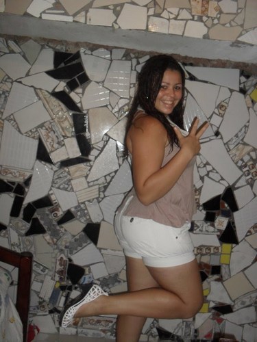 Sou uma pessoa alegre estrovertida,que gosta de passear,dançar enfim viver a vida da melhor maneira possível.Se gosto de uma pessoa é pra sempre, mas se não....
