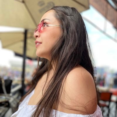 periita26's profile picture. Hay que hacer un desmadre, manos y tangas en el aire.