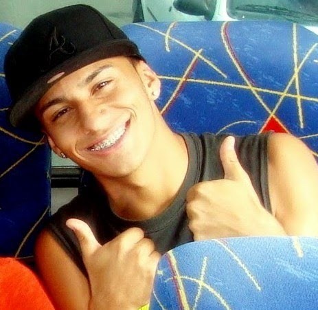 17 anos , solteiro , #pisciano , alegre , ousado e filho de Deus.