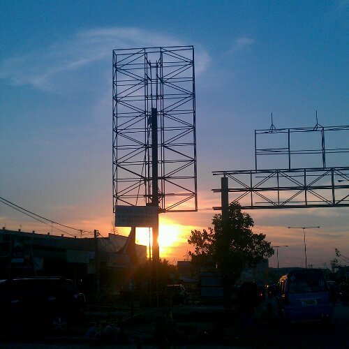 tamasya_kota's profile picture. SESAK oleh reklame di jalan Makassar. MUAK oleh janji&harapan tanpaBukti, tanpaNyata & tanpaTERIMAKASIH. Kita menjadi KORBAN SampahVisual & TerorBaligo