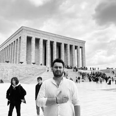 Kendine Yazar, Ucundan Tarihçi, Koyu Türkçü ve Sivassporlu...
Cumhuriyet Üniversitesi... Zafer Partisi Sivas Teşkilatı Üyesi
@kogmenler 'de yazar.