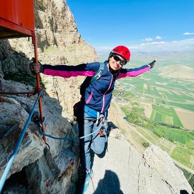 مترجمم، مینویسم، از سنگها بالا میرم و سفر میکنم. روزمرهی من تمرین زن، زندگی است.
