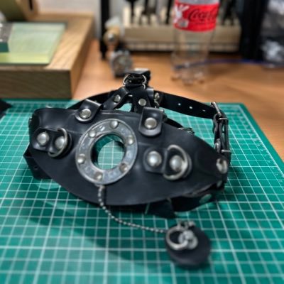 エルベースで販売してます。よっしー @LiaizonRubberとは別人設定(笑)口枷、首輪、手枷、足枷、ボディハーネスなど作るぜ✋このカテゴリーの作り手の日本一目指してます。