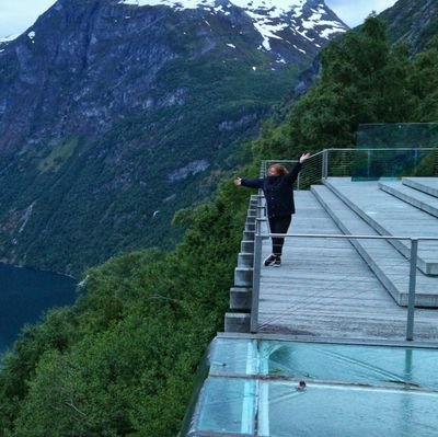 Ny konto tidligere ~miebie. Lærer, mamma og Pokémon-trener. Liker hvaler, fjell og iskaffe.