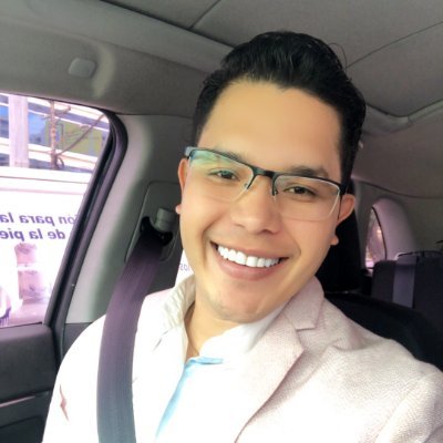 “Técnico en Adm. de Empresas, Lic. en Adm. de Negocios Marítimos y triple Maestría en Docencia Superior, Gerencia Logística y Gestión Maritima”.