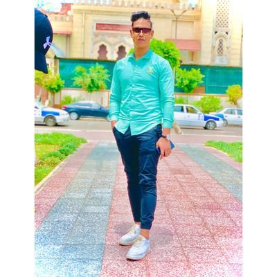 لن تراني شخصًا مُحطَّمًا، أستطيع حتى في ذروة تعاستي أن أخرج بشكلٍ أنيق، ألَّا أشكو، ولا أطلب المساعدة من أحد 🖤✋🏻