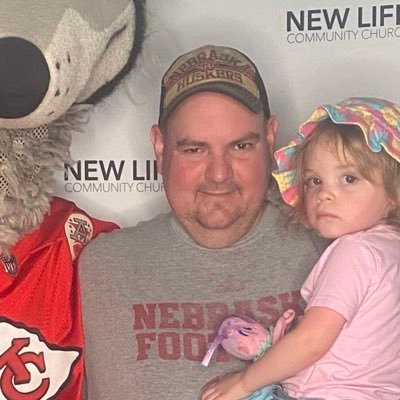 Dad, widower, huskers & miz-zou, chiefs fan. Harvick #4, football card geek