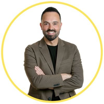 Pare de Jan.
Un més, i després Alcalde d'Alcanar. Fisioterapeuta. Sociòleg. De família republicana.