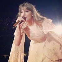 blue (taylor's version) (@stopurlosingme) 's Twitter Profile