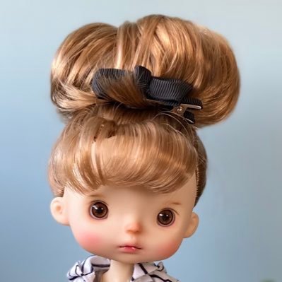 saridoll_PL's profile picture. ドールの服👗作る人、よそのお宅のかわいいドールを眺めるのが日々の楽しみ 1/6以下のドール服の販売気まぐれにやってます！ブログに詳細載せてるよ タイッツーからのTwitterからのインスタで、ドールやドール服画像を流します さり、とかさりどーるって呼んでください😽