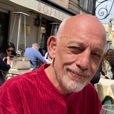 Periodista. Economista. Escritor. Ex Director Editorial de @LaCronicaDeHoy. Amante de los deportes. Aprendiz de todo.