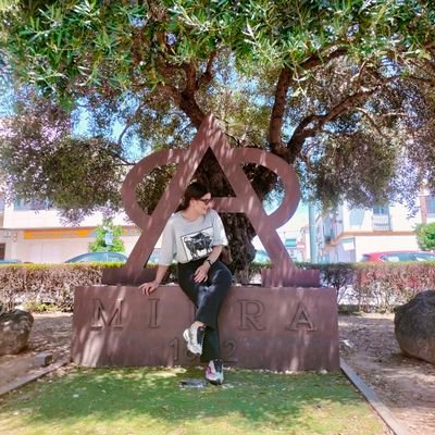 Para dar guerra la primera y para dar paz la mejor. Donde las mandarinas y el azulejo.
El descosido se me ha hecho roto.♡♟۞