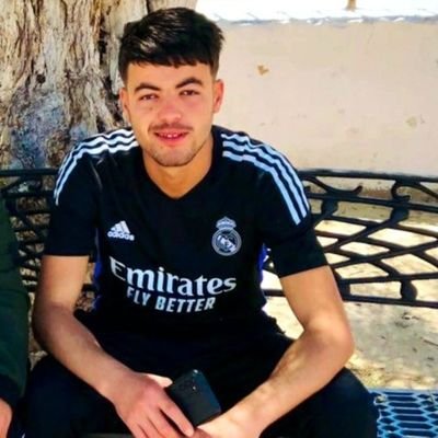 احب متابعة القرآن الكريم و اسئله دينية و احب متابعة الرياضة مثل كرة القدم و ما شابه