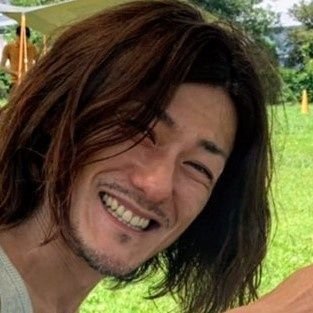 自分で始めた運送会社を2001年に潰してしまい、2003年再起し #古物商 #宝石商 #海外雑貨の輸入輸出 をしています 2022年 #彫金 に目覚め修学しました 本業は古物商で #リサイクル店 を法人経営しています 2023.12月 同店舗内に #彫金工房 併設完了😆 車と酒が趣味 #基本フォローバック致します