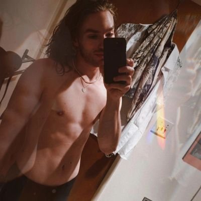 JoshySmithers's profile picture. im currently very thirsty, and i just had a fruit smoothie             dm's are welcome 😏