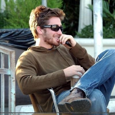 comp_dotcomm's profile picture. currently eating jake gyllenhaal's boycunt