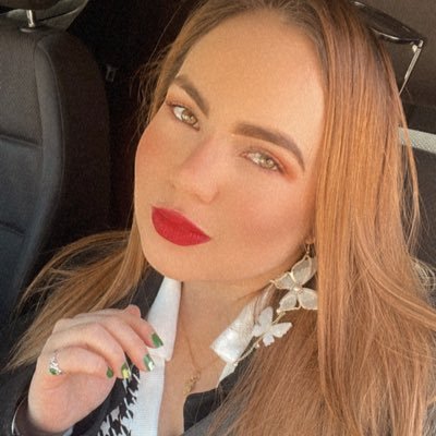 cizs10's profile picture. Me niego a vivir en el mundo ordinario. Soy una neurótica, en el sentido de que vivo en mi mundo. No me adaptaré de mi mundo. Me adapto a mí misma.