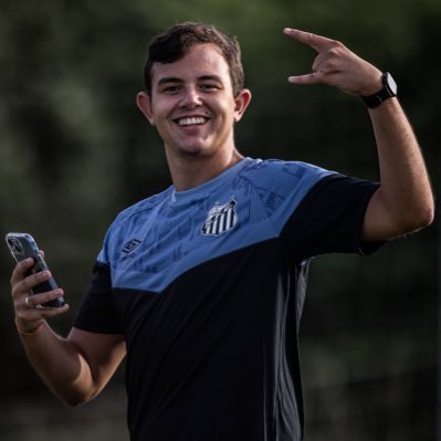 Social media do @SantosFC. Trabalho até de madrugada pra minha família achar que eu só faço meme pra internet. Também passei pela @OficialBriosa. ⚡️